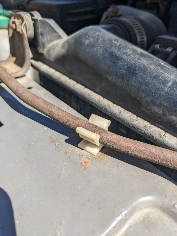 1987 Nissan D21 Hardbody kaput destek klipsi