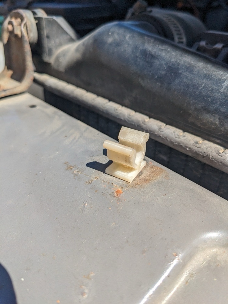1987 Nissan D21 Hardbody kaput destek klipsi görsel 2