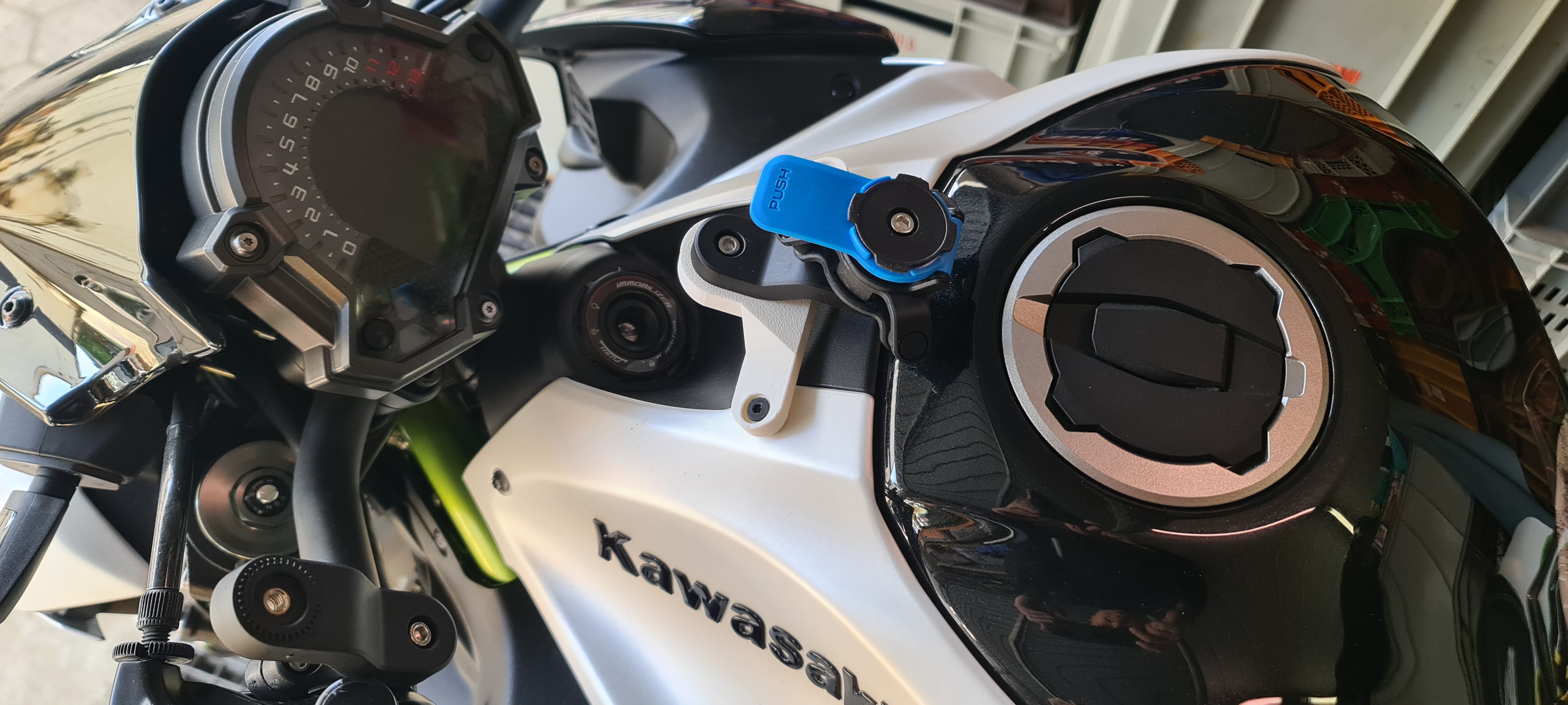 Kawasaki Z900 Quad Lock Merkezi Telefon Tutucu görsel 2