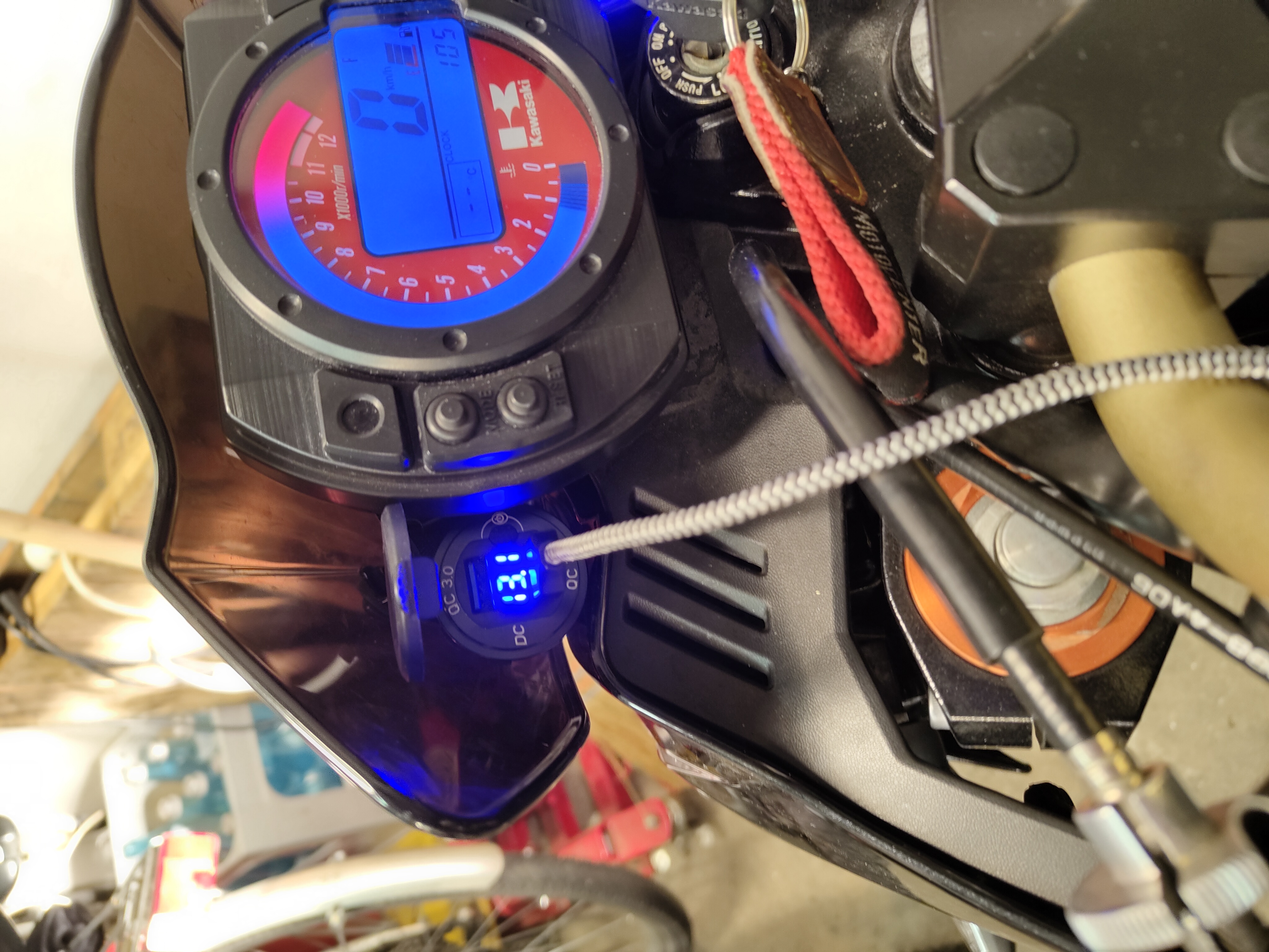 Kawasaki Z1000/Z750 USB Sarj Tutucu