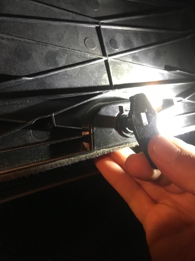 Audi A4 2007 (Avant) Bagaj Bölme Kapağı Tutucusu görsel 2