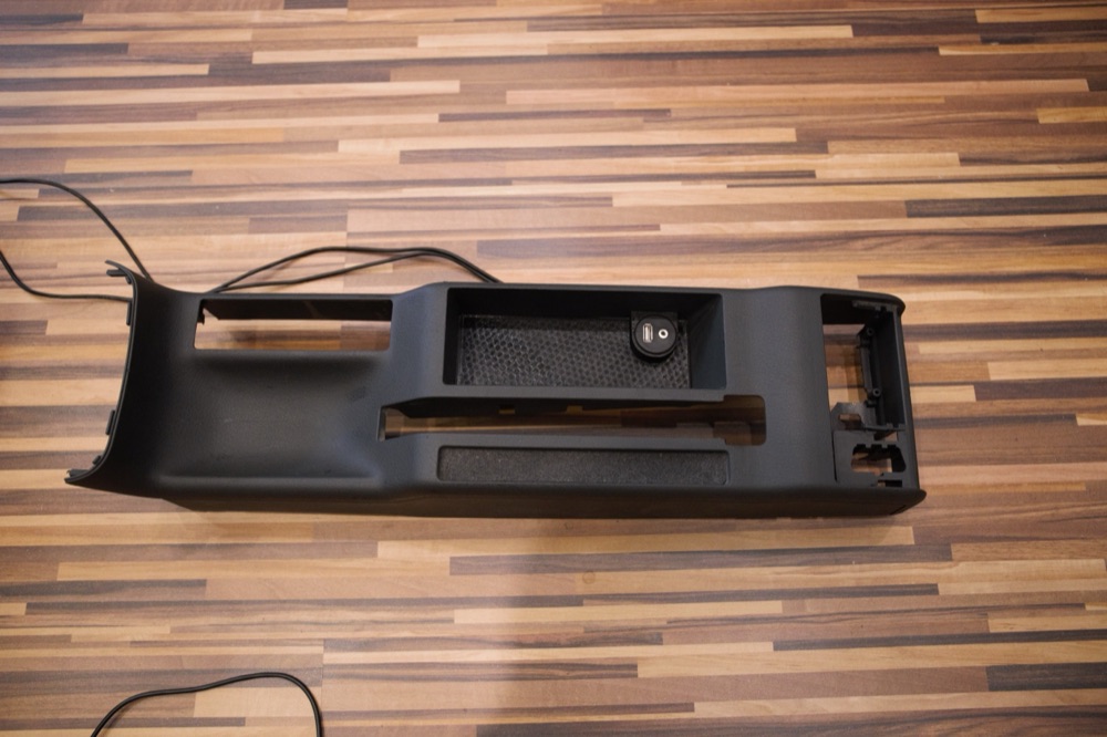 Audi A4 B5 Orta Konsol USB / AUX Tutucu Plakası