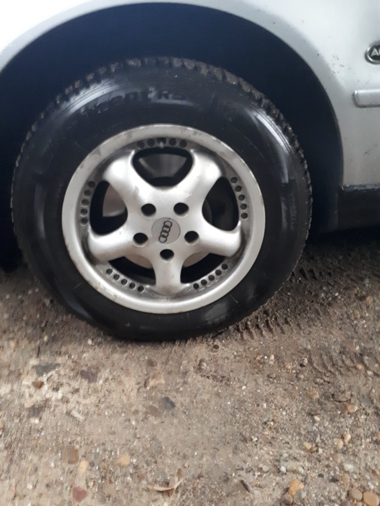 Audi Logolu Jant Göbek Kapağı (Yan Çentikli, Ölçeklenebilir)