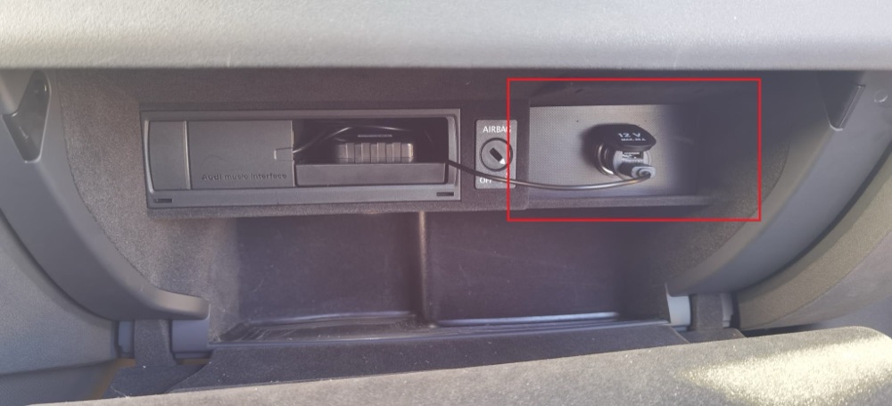 Audi TT Torpido 12V Güç / Audi Music Interface (AMI) Tutucu görsel 2