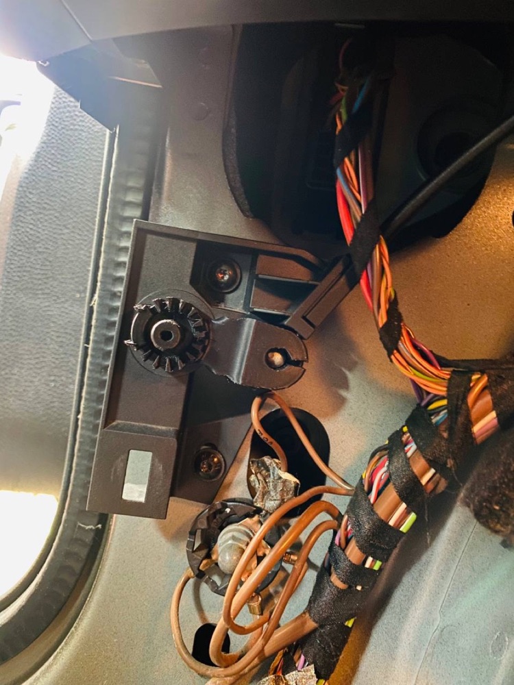 Audi VW Seat Kaput Açma Kolu Braketi (Bowden Kablo Konnektörü) görsel 2