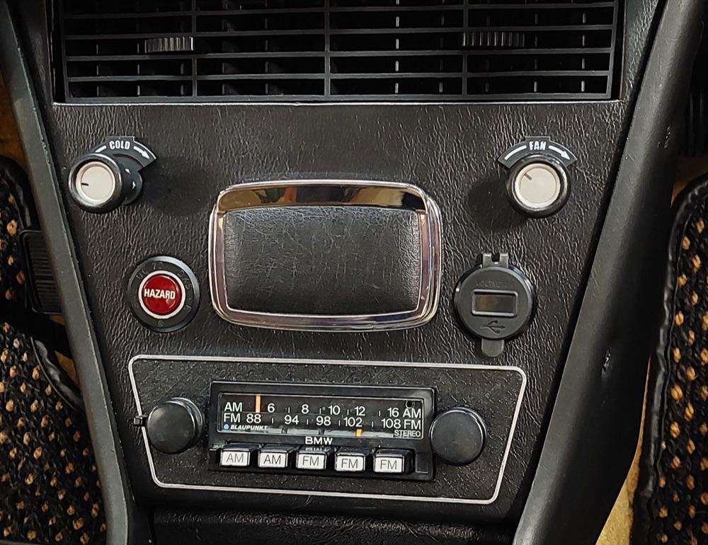 BMW 2002 Blaupunkt Frankfurt Radyo Çerçevesi