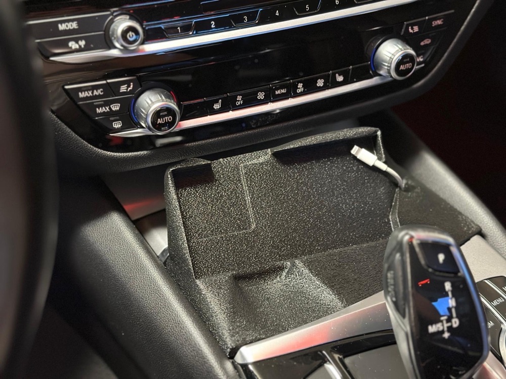 BMW 5 Serisi G30 G31 Akıllı Telefon Tutucu