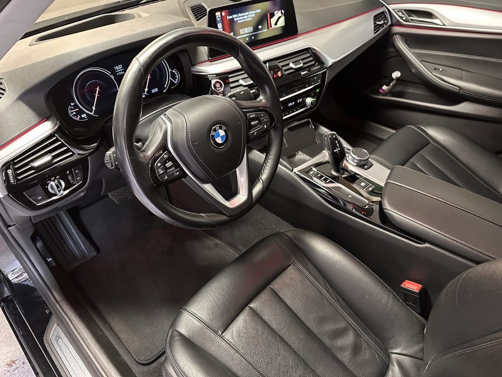 BMW 5 Serisi G30 G31 Akıllı Telefon Tutucu görsel 2