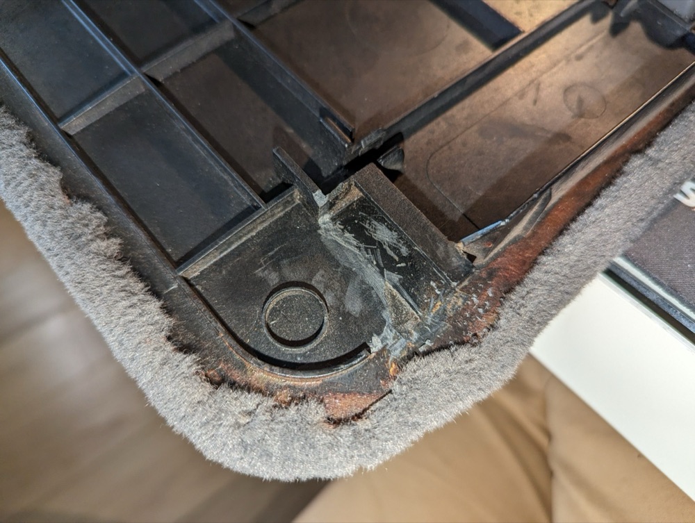 BMW E30 Touring Bagaj Yan Panel Kilit Tamir Parçası görsel 3