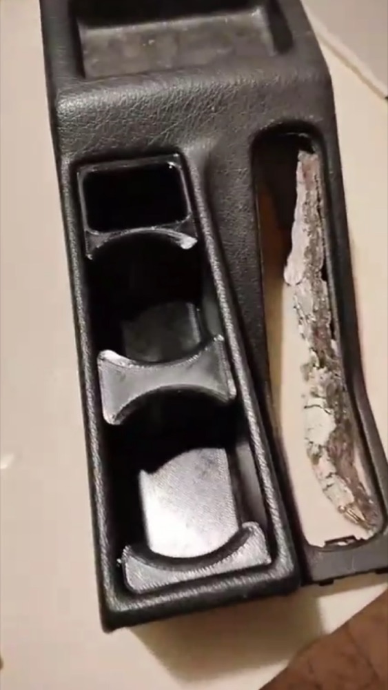 BMW E34 Bardaklık Konsol Aparatı