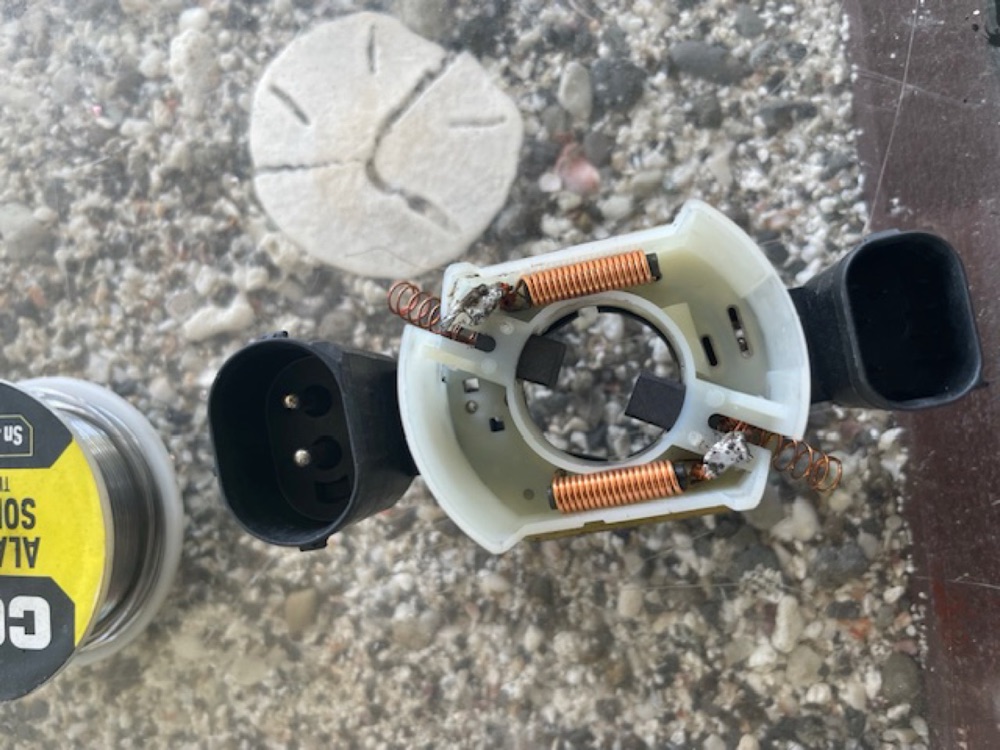 BMW E36 Cam Motoru Kömür Tutucu Klips görsel 3