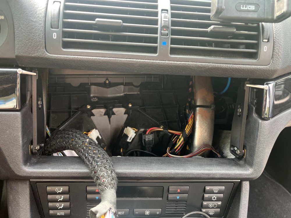 BMW E39 Xtrons PX7439BL Radyo Montaj Braketleri görsel 3