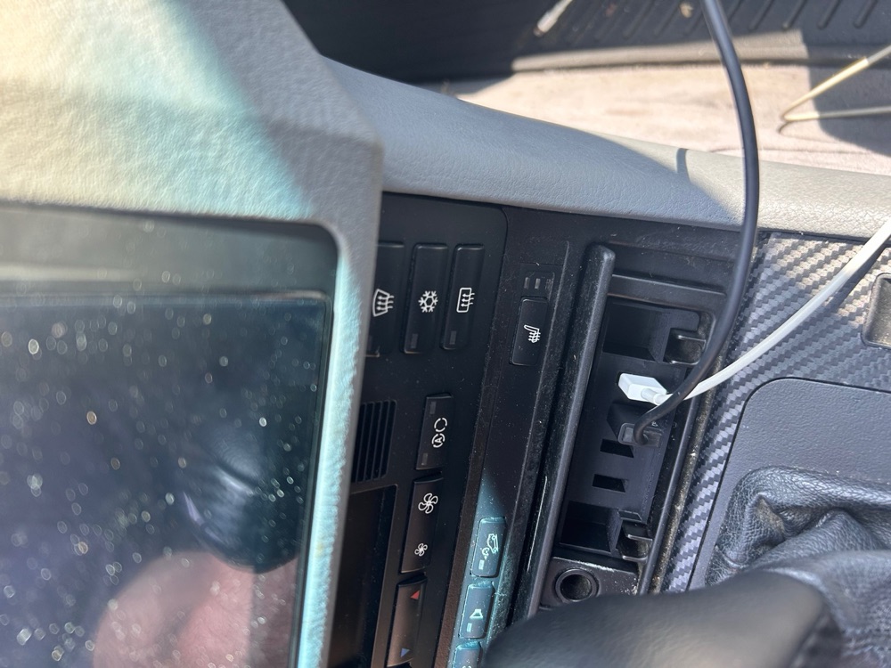 BMW E46 Küllük İçi USB Tutucu