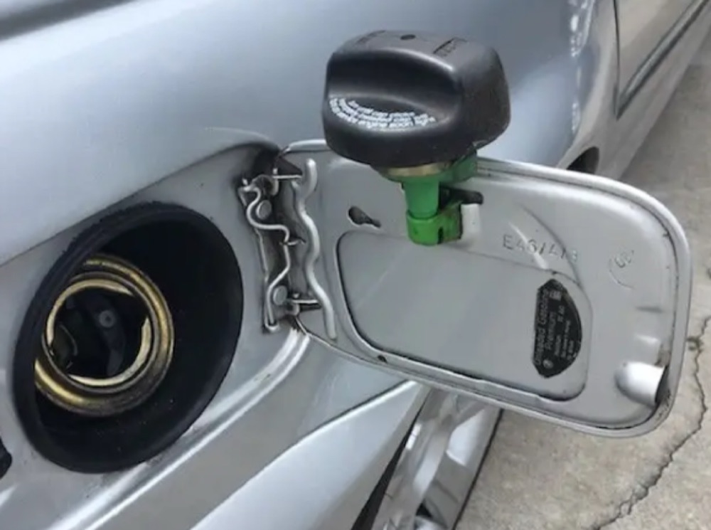 BMW E46 Yakıt Depo Kapağı Tutucu