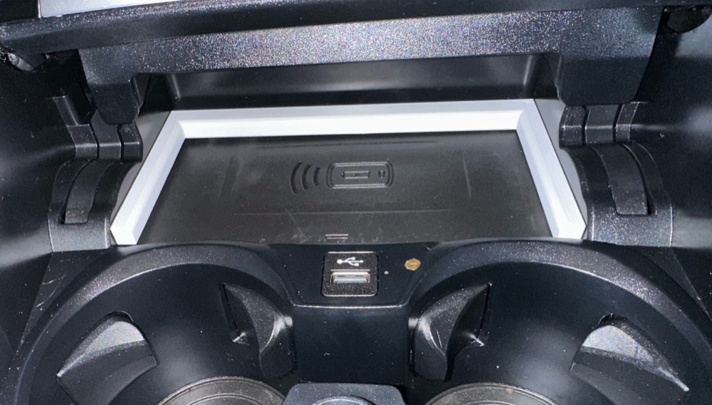 BMW i4 Kablosuz Şarj Telefon Merkezleme Çerçevesi