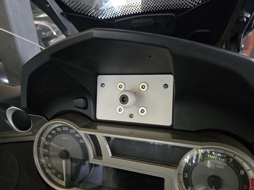 BMW K1600 Navigasyon Panel RAM Topu Montaj Aparatı