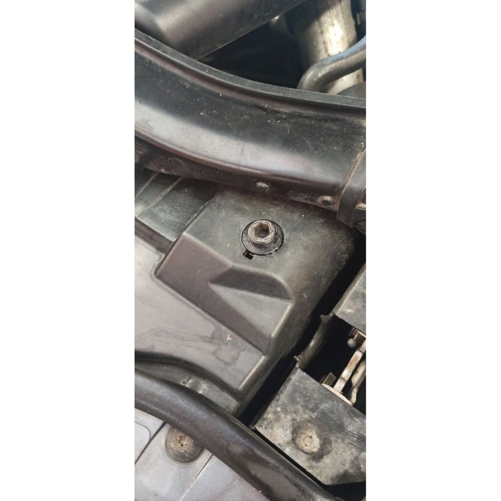 BMW Üst Radyatör Desteği Tapası görsel 2