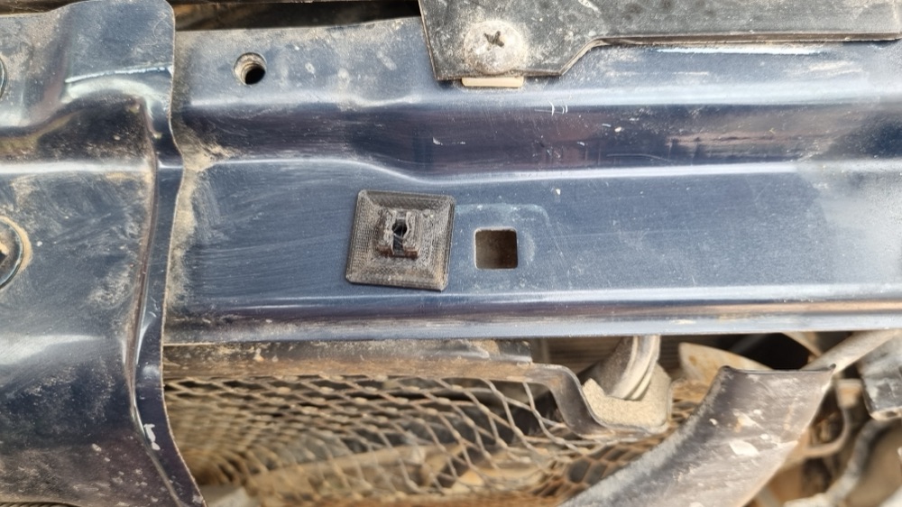 Mitsubishi Montero V20 Ön Panjur Tutucu Klipsi