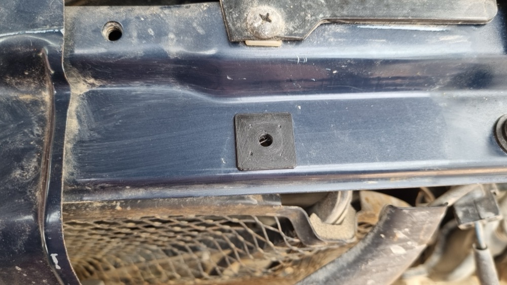 Mitsubishi Montero V20 Ön Panjur Tutucu Klipsi görsel 3