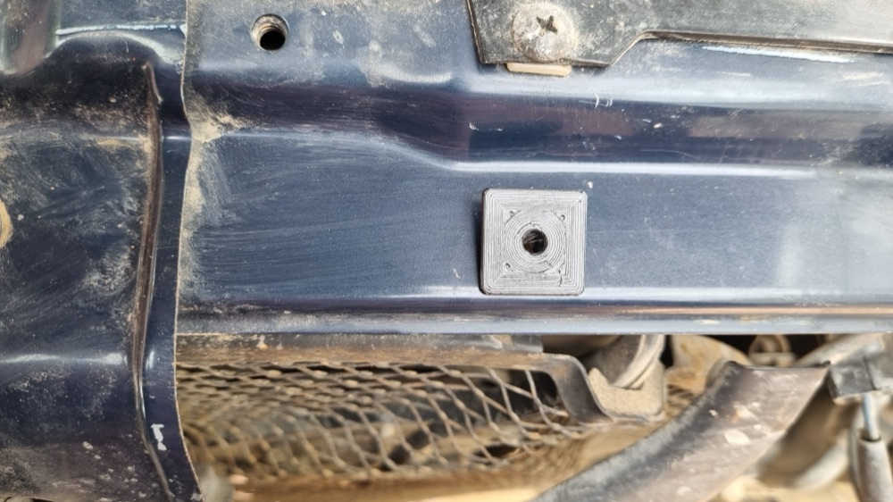 Mitsubishi Montero V20 Ön Panjur Tutucu Klipsi görsel 4