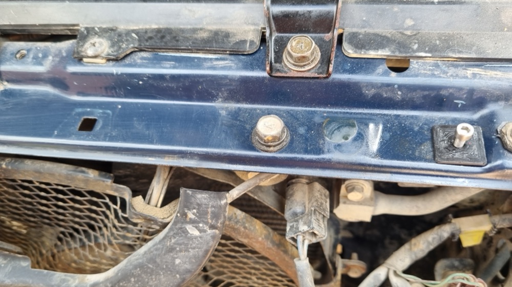 Mitsubishi Montero V20 Ön Panjur Tutucu Klipsi görsel 5