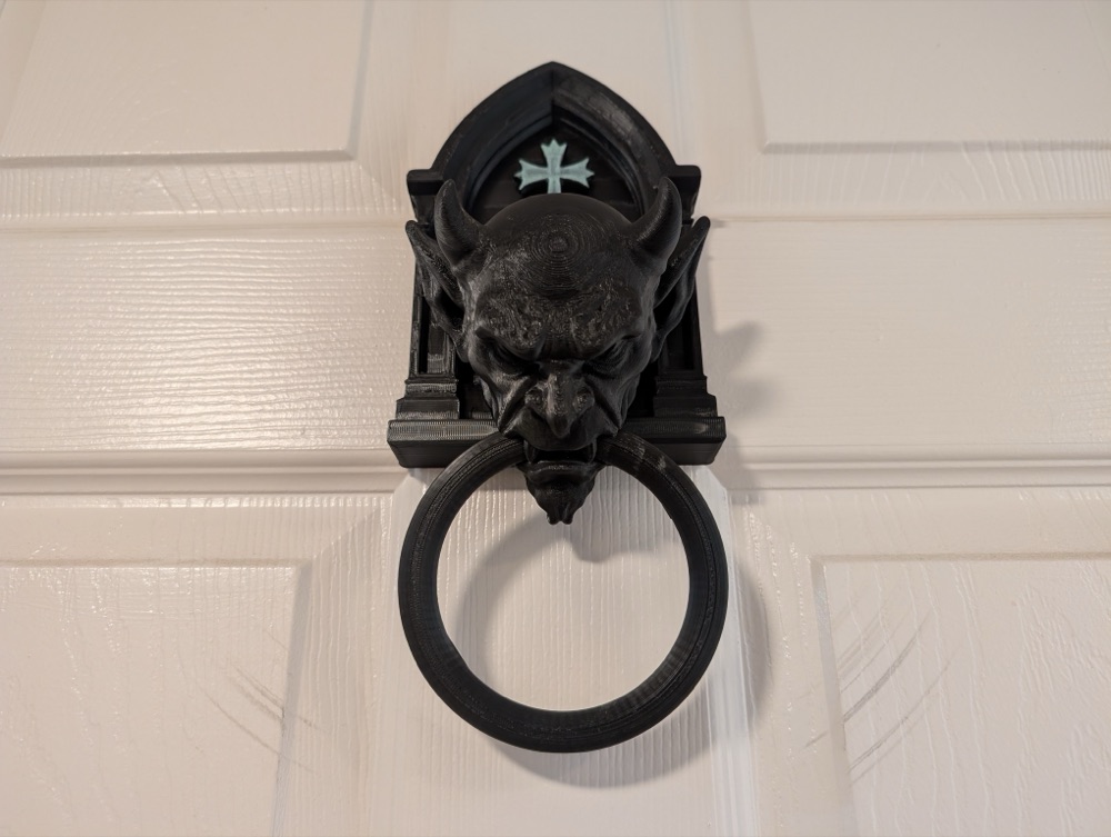 Şeytan Gargoyle Kapı Tokmağı — Ağzında Dönen Halkalı Gotik Kapı Dekoru (22 cm)