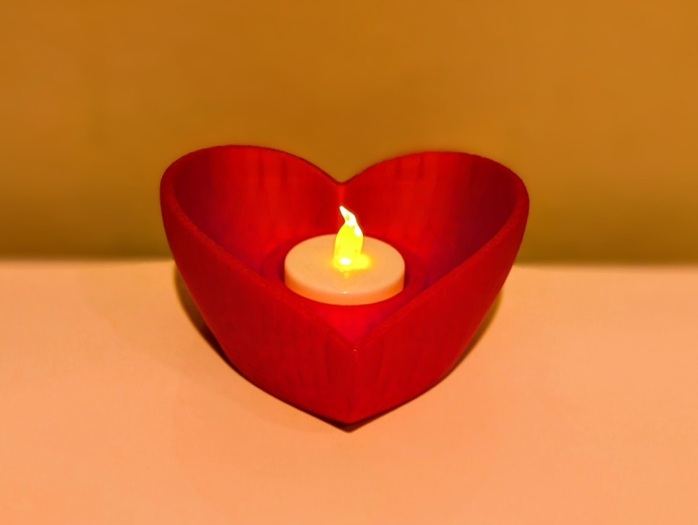 Kalp Şeklinde Led Mumluk — Alevsiz Işıklı Romantik Dekor (11,3 cm)