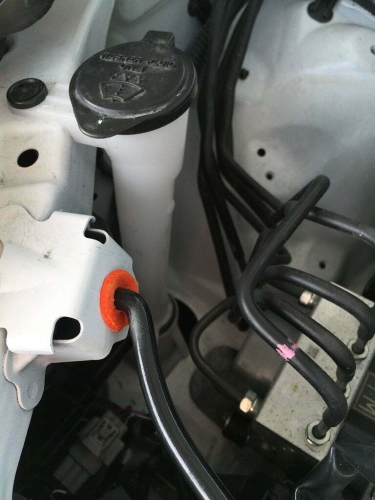 Toyota Corolla (2014) Kaput Çubuğu Tutucu Grommeti görsel 2