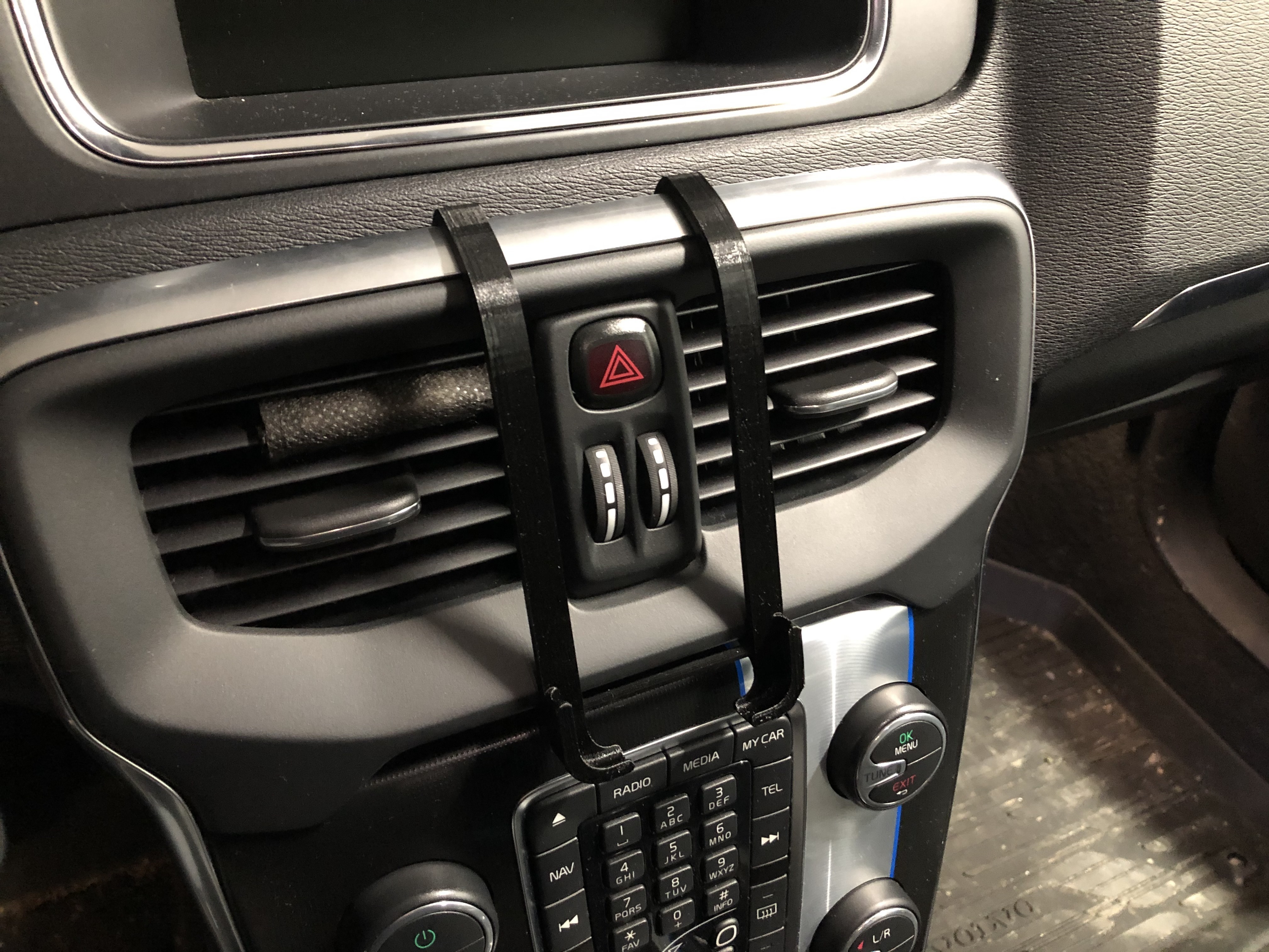 Volvo V40 (2012+) iPhone 6/7/8 Gösterge Telefon Tutucu