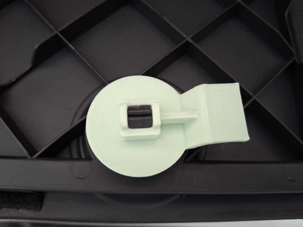 VW Touran Bagaj Üçgen Reflektör Kilidi görsel 2