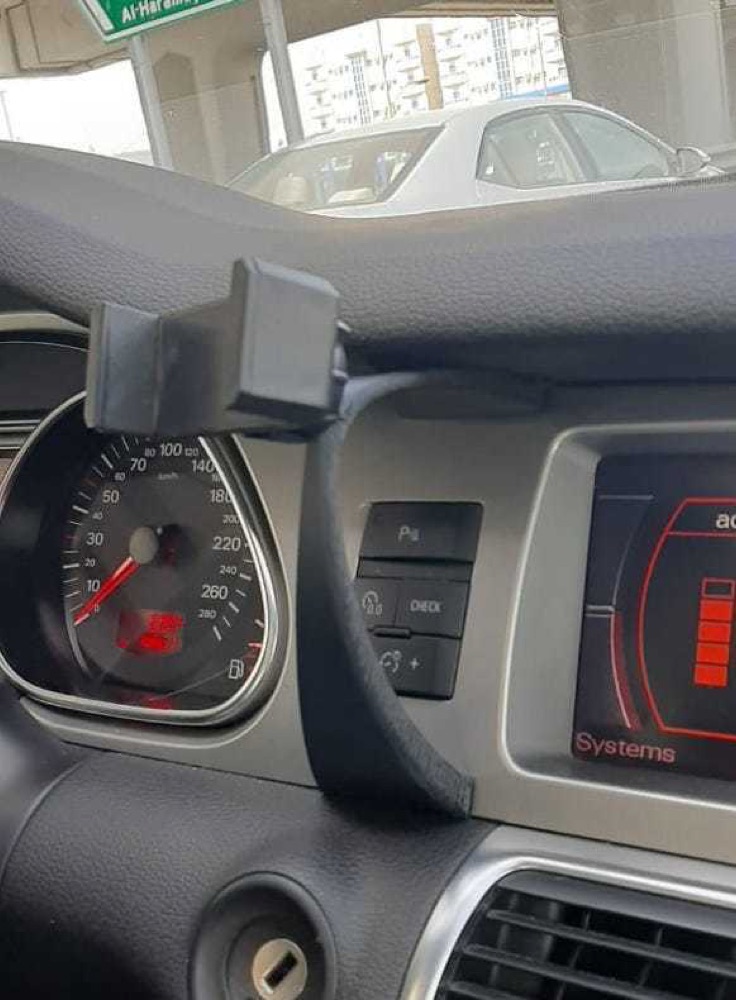 Audi Q7 (2005-2013) Kokpit Telefon Tutucu görsel 2