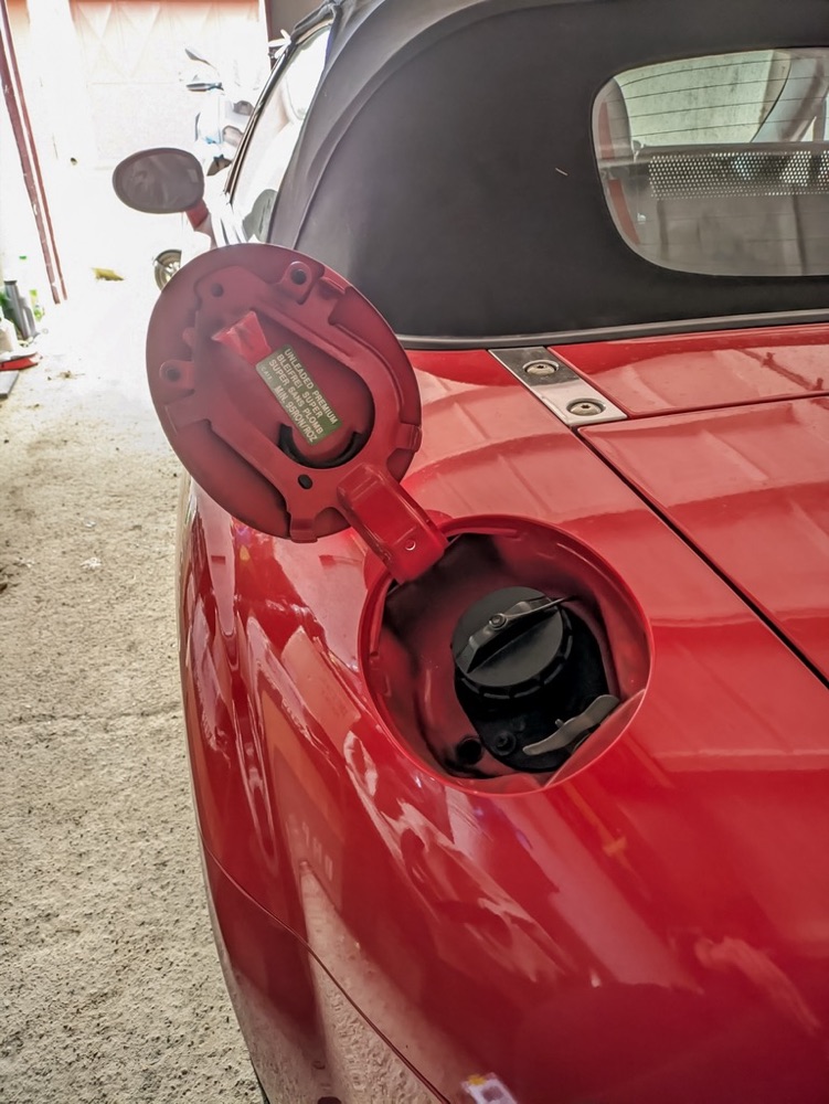 Mazda MX-5 NC Yakıt Kapağı Tutucu (Çıtçıt Kilitli)