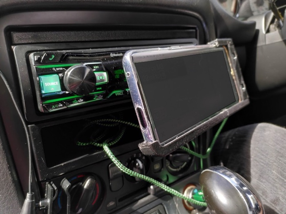 Mazda MX-5 Teyp Yuvası Genişleyen Kıskaçlı Telefon Tutucu