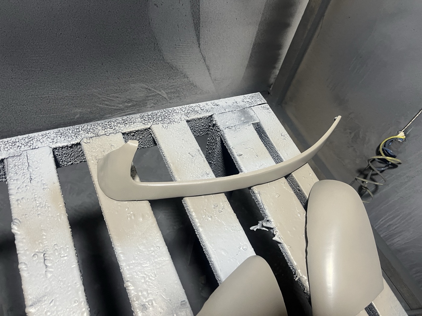 Opel Omega Far Alt Plastiği
