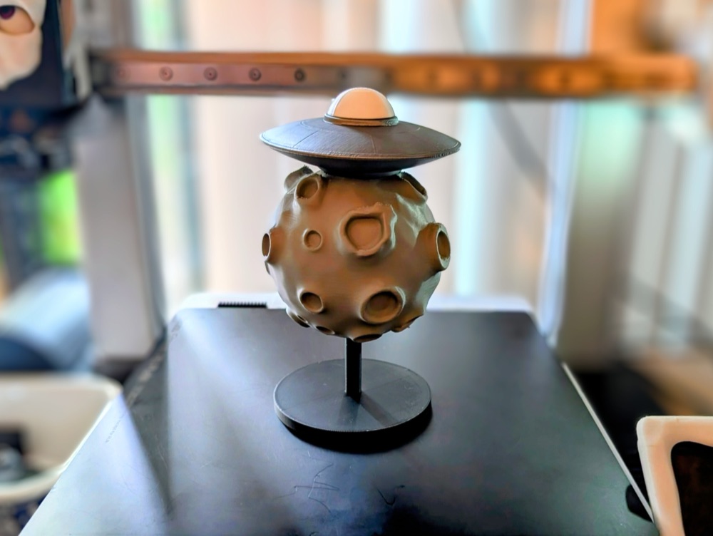 Ay'a Park Etmiş UFO Figürü — Kraterli Ay Üzerinde Uçan Daire Heykeli (6-25 cm Boyut Seçenekli) görsel 3