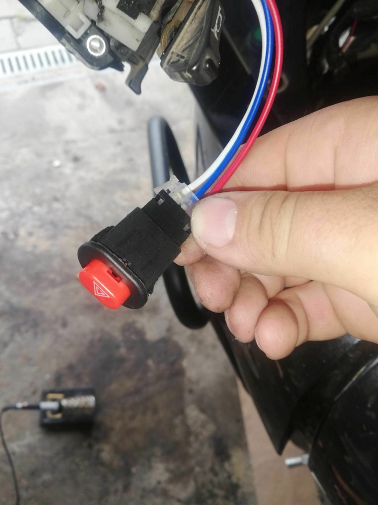 Honda Transalp 650 Sonradan Takılan Flasör Düğmesi Kutusu görsel 3