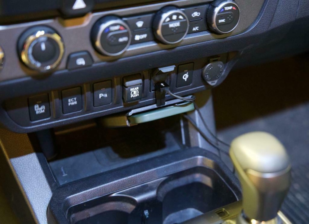 Toyota Tacoma Gizli iPhone Dock
