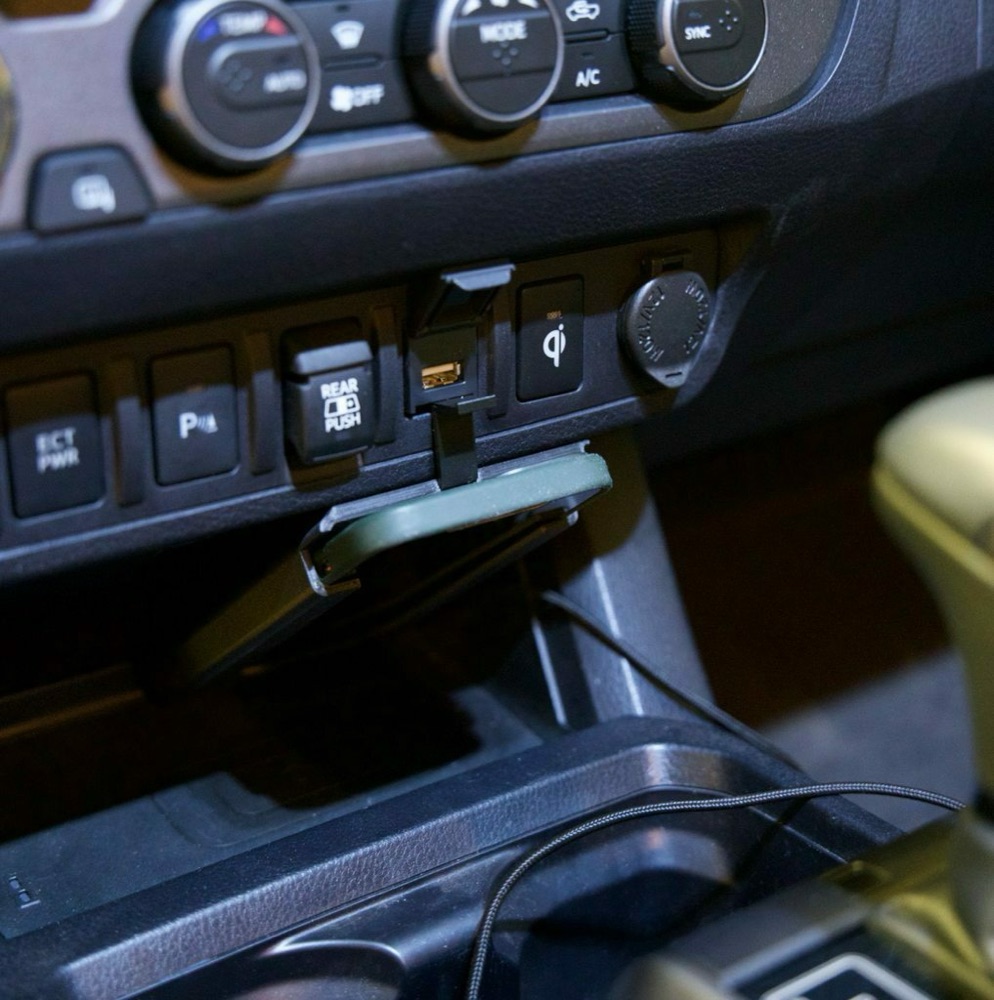 Toyota Tacoma Gizli iPhone Dock görsel 3