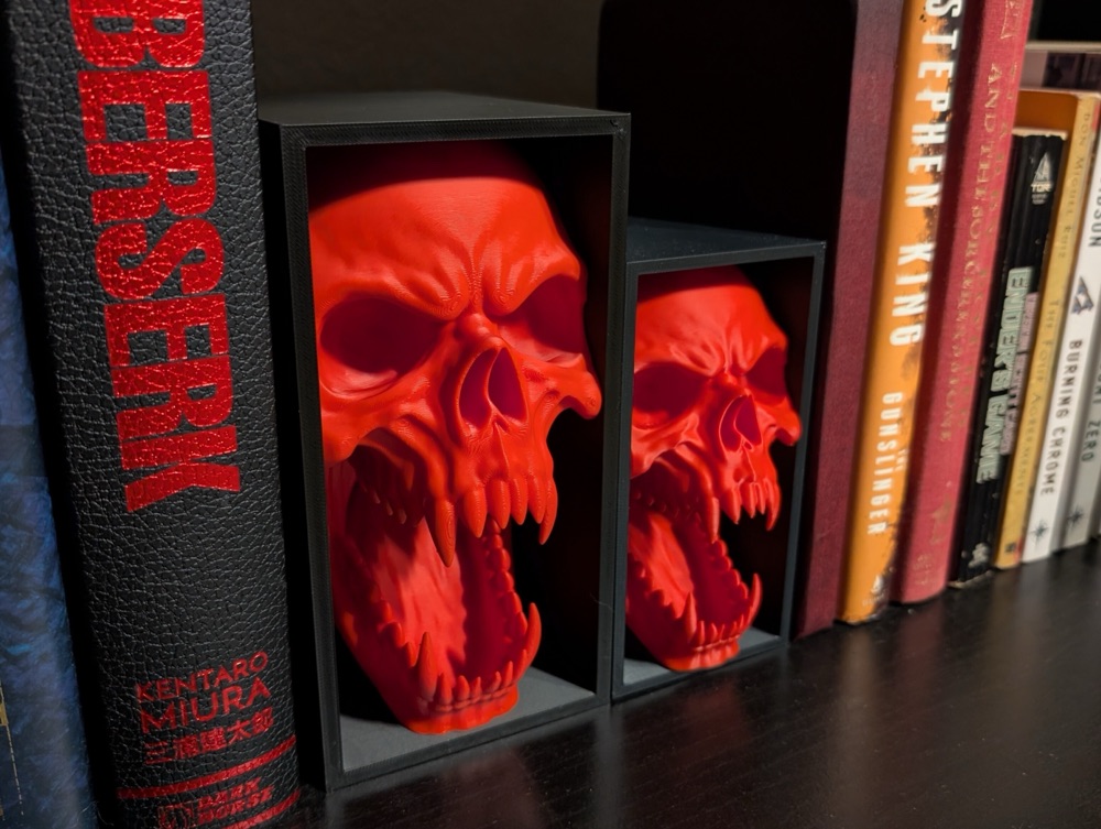 Vampir Kafatası Kitap Arası Dekoru — Kitapların Arasında Bekleyen Gotik Bakış (12-25 cm Boyut Seçenekli)