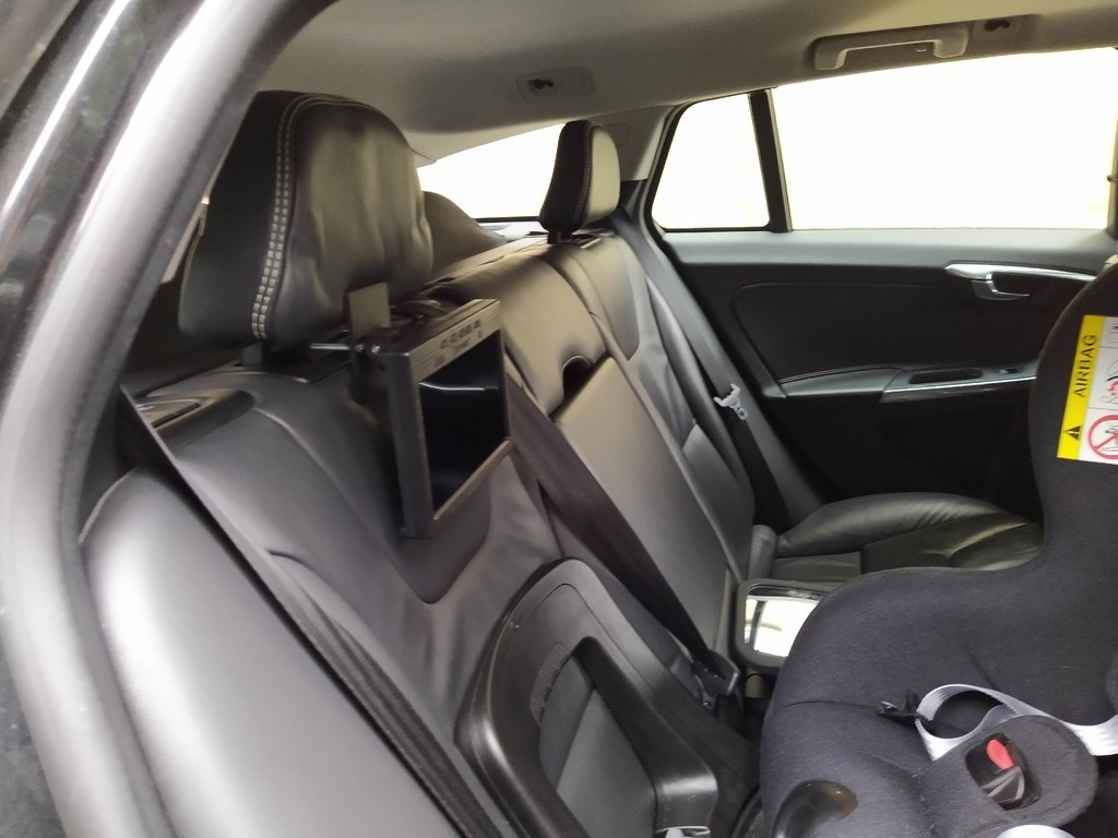 Volvo V60 Arka Koltuk Başlık Ekran Montajı