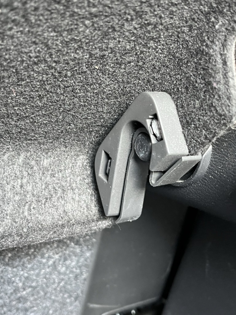 Volvo XC40 Arka Raf Menteşesi