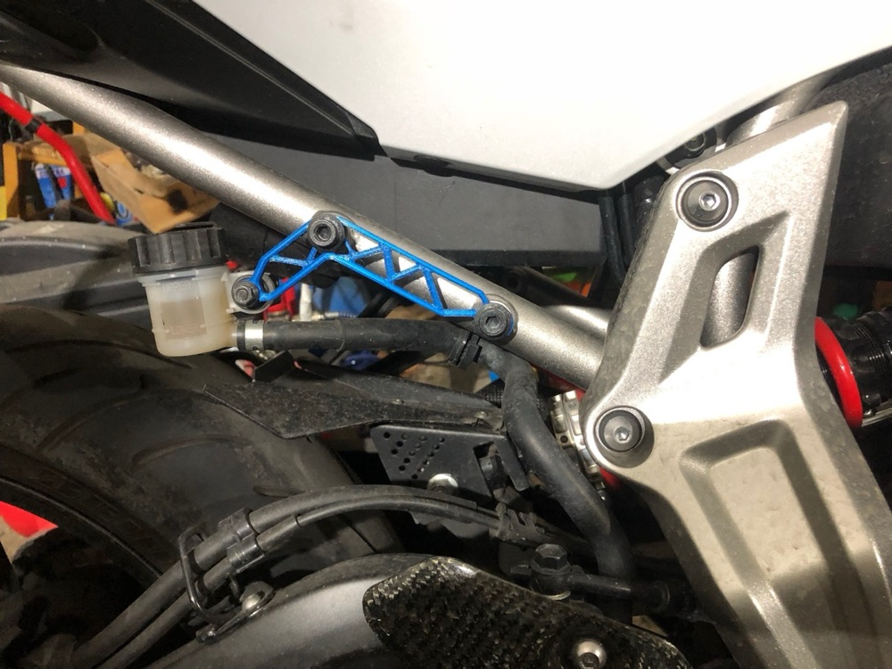 Yamaha MT-07 / FZ-07 fren hidroliği depo braketi