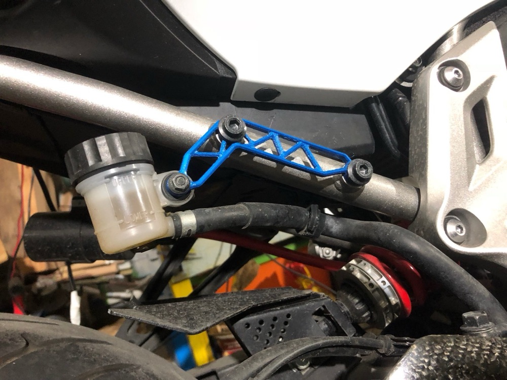 Yamaha MT-07 / FZ-07 fren hidroliği depo braketi görsel 3