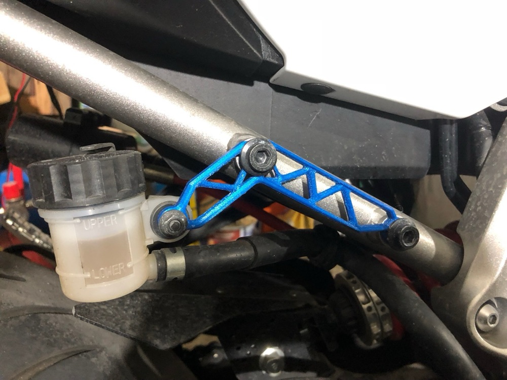Yamaha MT-07 / FZ-07 fren hidroliği depo braketi görsel 4
