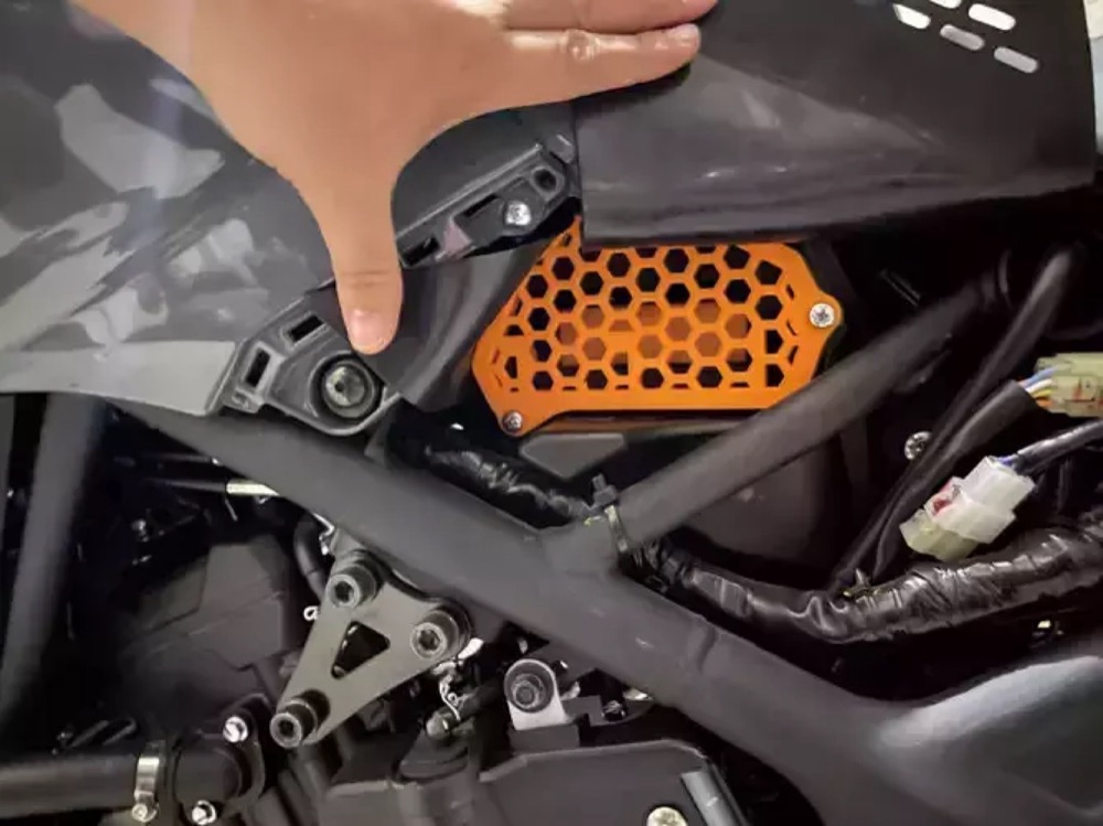 Yamaha R3 / MT-03 Petek Desenli Hava Kutusu Kapağı