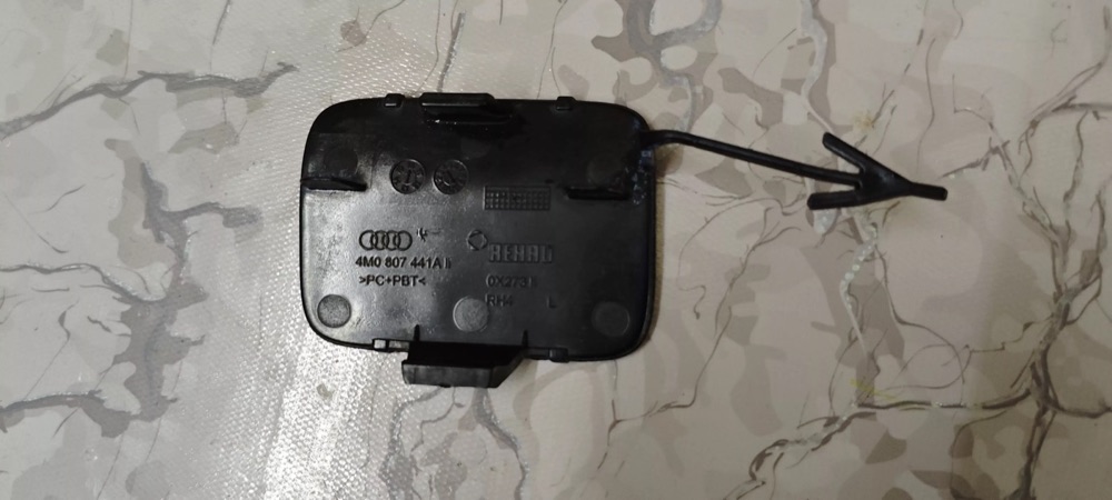 Audi Q7 Arka Tampon Çeki Demiri Kapağı görsel 3