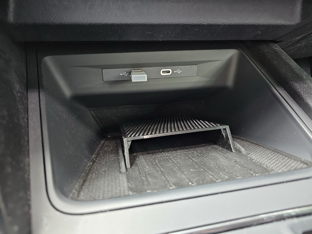 Cupra / Seat Leon Kablosuz Şarj Bölmesi Rafı