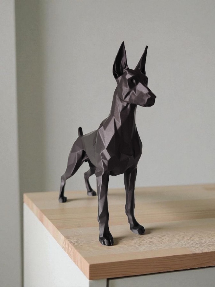 Low Poly Nöbetçi Doberman Heykeli görsel 2