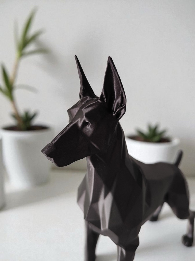 Low Poly Nöbetçi Doberman Heykeli görsel 4
