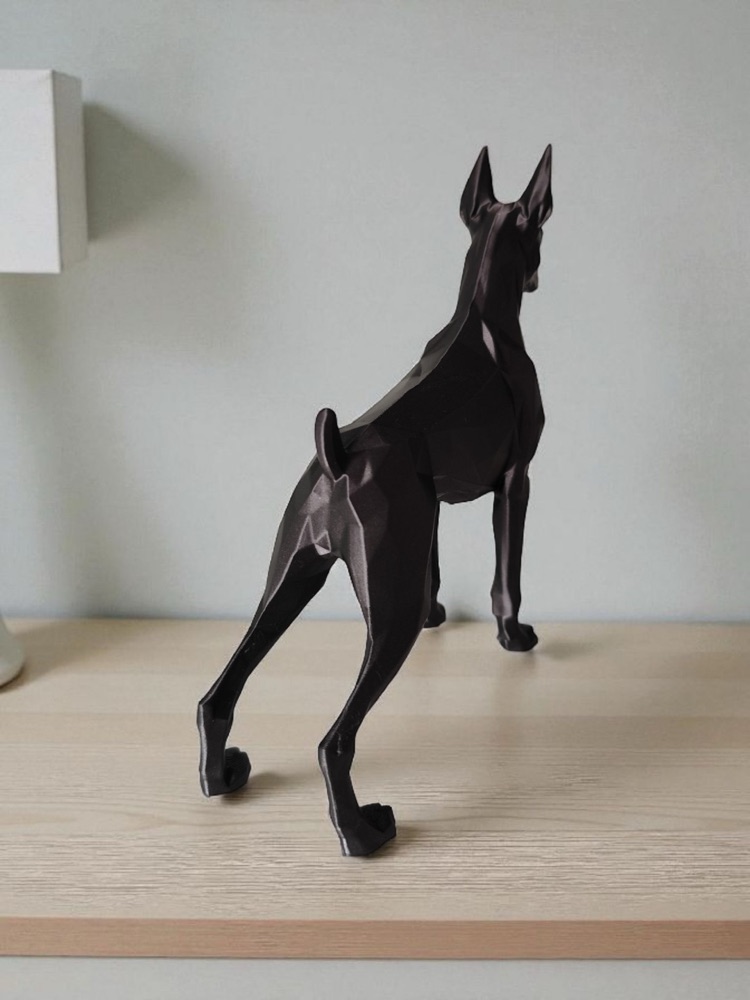 Low Poly Nöbetçi Doberman Heykeli görsel 5
